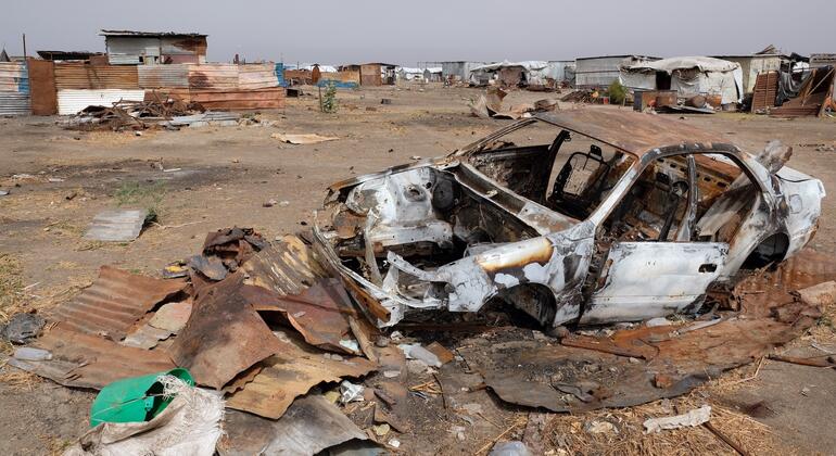 在南苏丹上尼罗河地区的一个村庄里，一辆被毁坏的车辆遗留在原地，此前爆发的战斗加剧了当地的人道主义危机。（资料图）